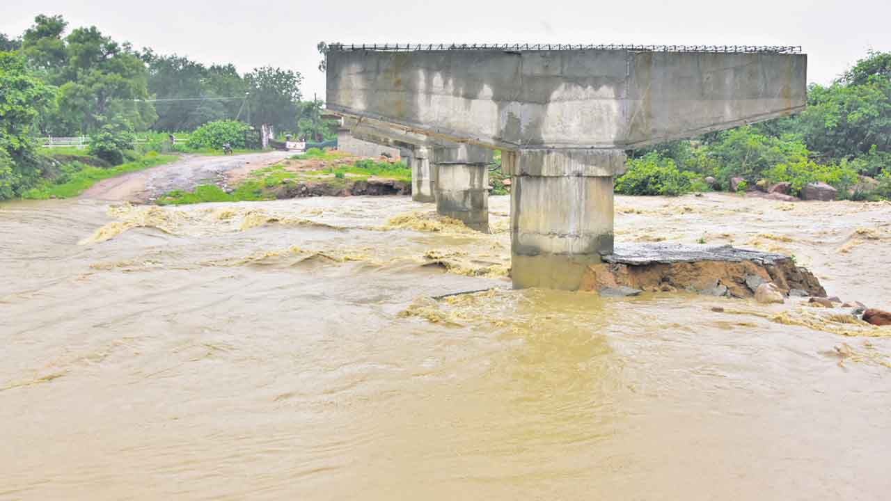వదలని వాన.. మూడు రోజులుగా రంగారెడ్డి, వికారాబాద్ జిల్లాల్లోఎడ తెరిపి లేకుండా కురుస్తున్న వర్షం