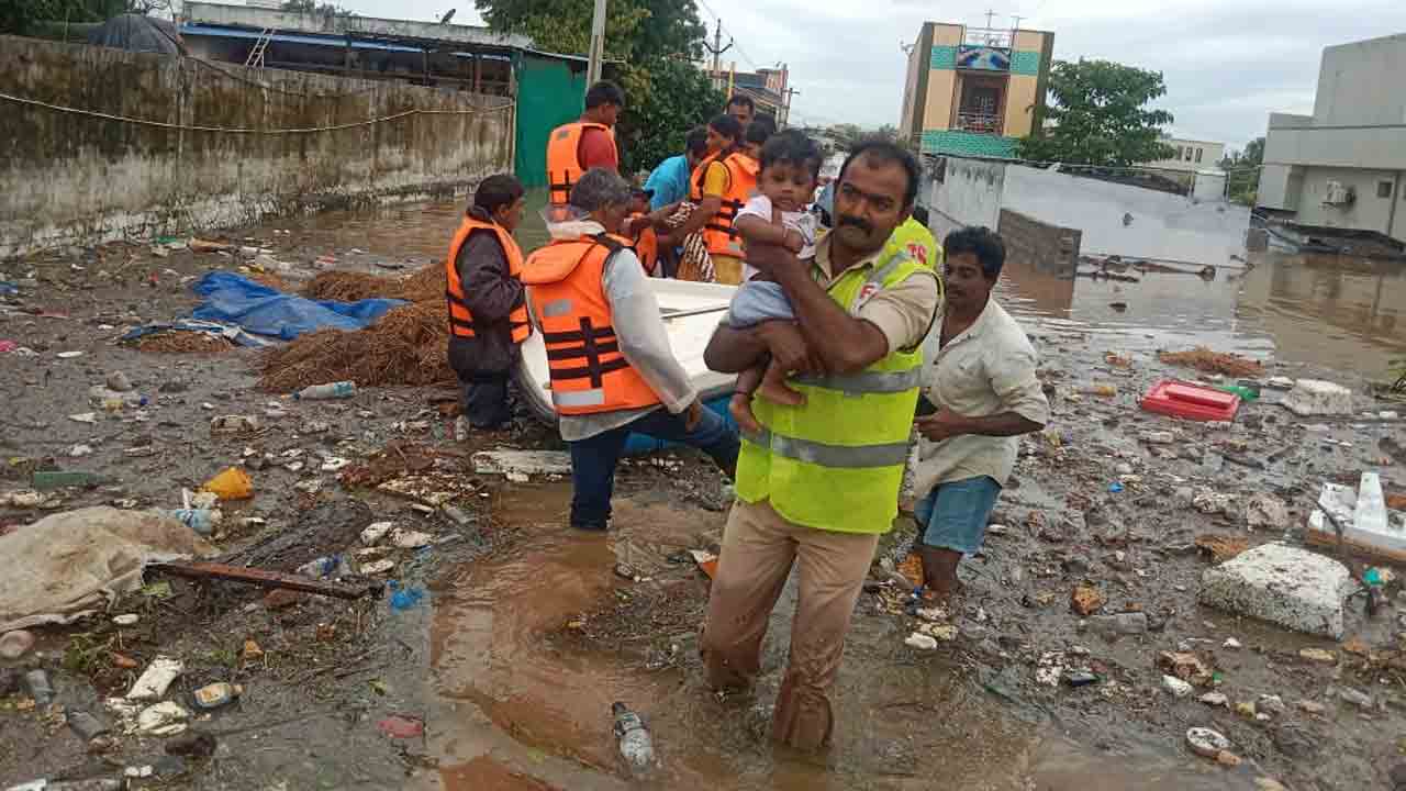 రెండ్రోజుల్లో 1518 మందిని రక్షించాం : అగ్నిమాపక శాఖ ఏడీజీ వై నాగిరెడ్డి