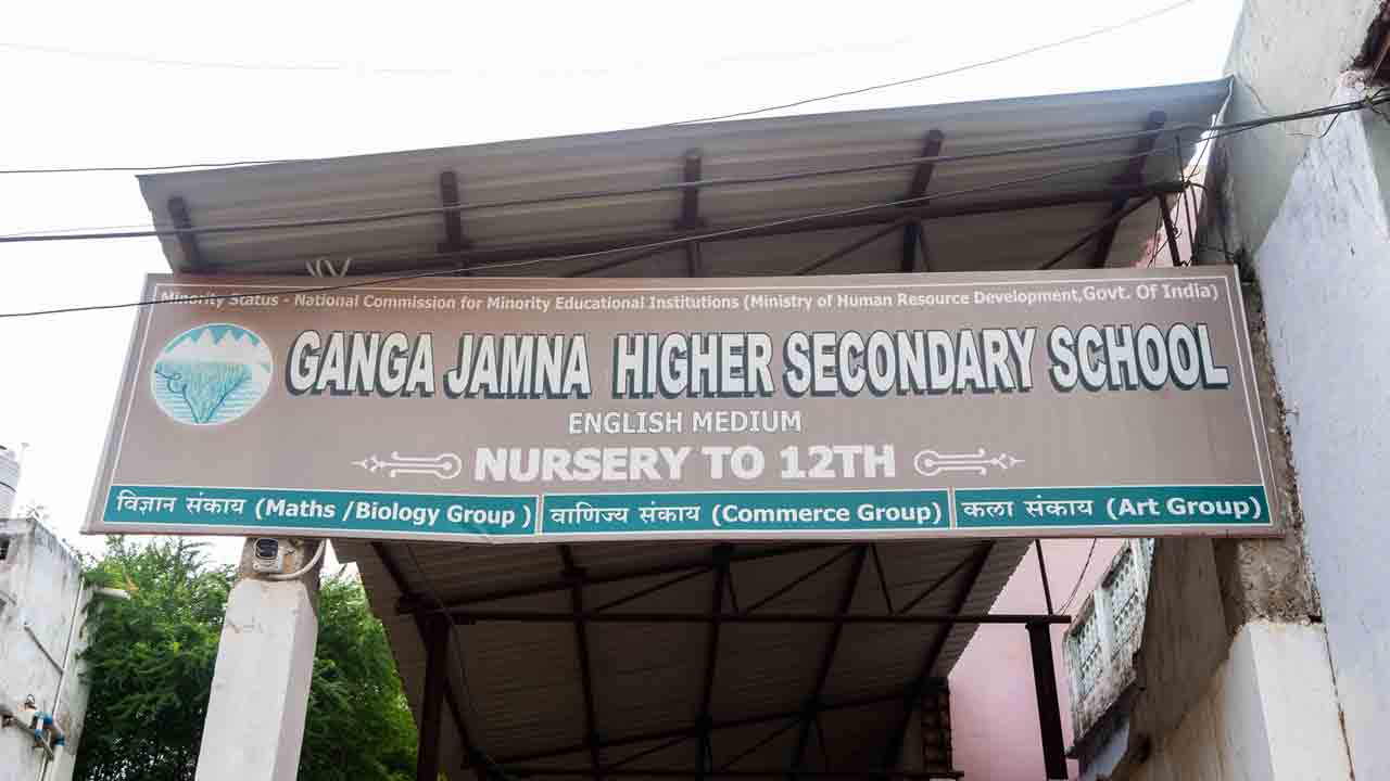 మతం రంగుతో పాఠశాలకు తాళం!