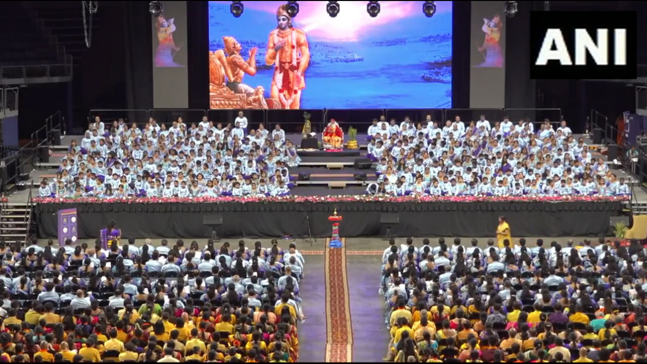 Bhagavad Gita Recitation: అమెరికాలో గురుపౌర్ణ‌మి వేడుక‌లు.. భ‌గ‌వ‌ద్గీత స్లోకాల‌ను పాడిన 10,000 వేల మంది.. వీడియో