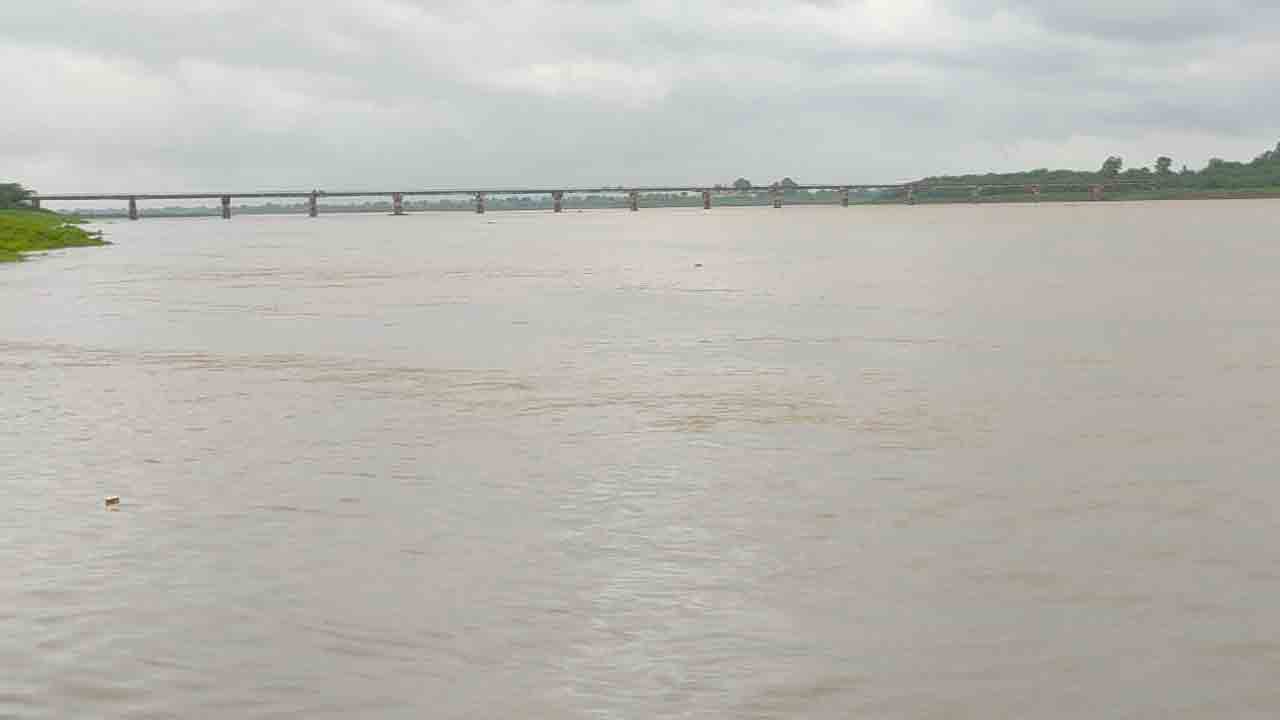 Heavy rains | త్రివేణి సంగమం వద్ద పెరుగుతున్న వరద