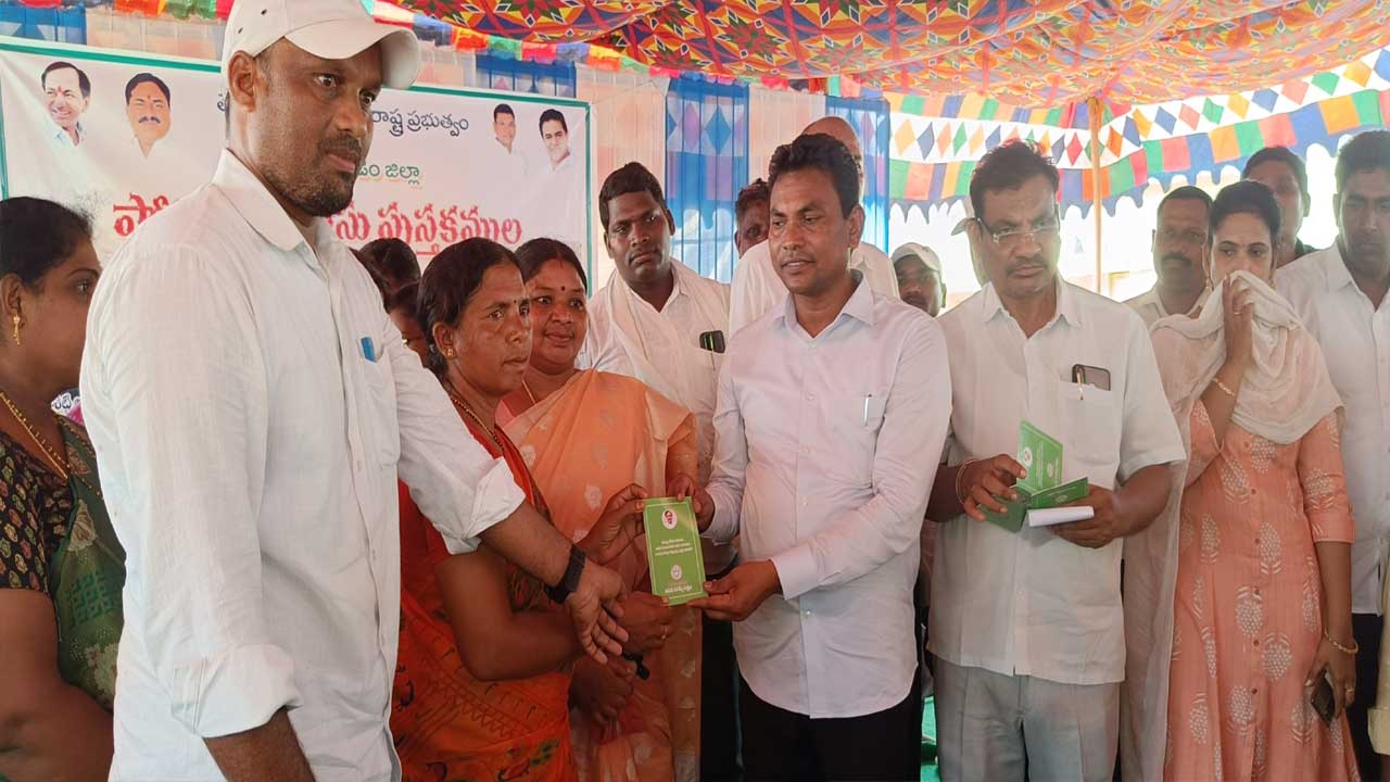 పోడు రైతు ఇంటికి రైతుబంధువు