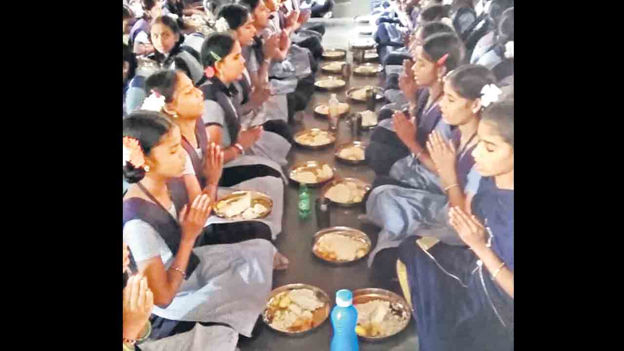 Mid Day Meals |  సర్కారు బడుల్లో మారిన మెనూ.. వారానికి మూడు రోజులు గుడ్లు, కిచిడీ, వెజిటెబుల్‌ బిర్యానీ