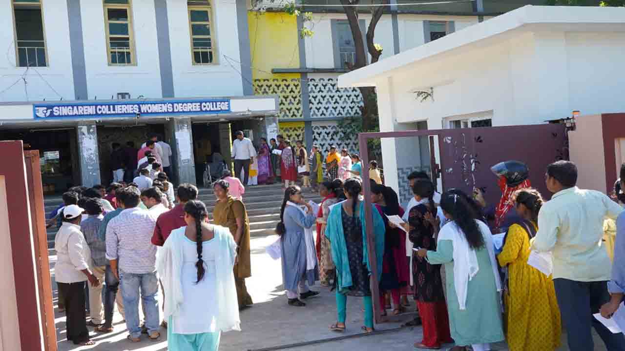 TSPSC Group -4 Exam | ప్రశాంతంగా గ్రూప్‌-4 పరీక్ష ప్రారంభం