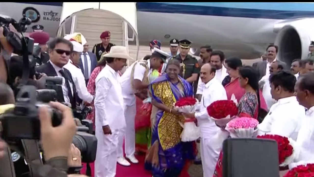 President Droupadi Murmu: రాష్ట్ర‌ప‌తి ముర్ముకు స్వాగ‌తం ప‌లికిన సీఎం కేసీఆర్‌