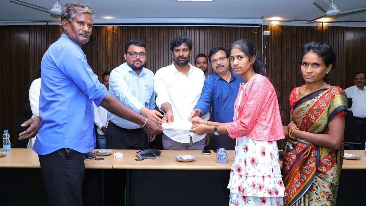 CM KCR | మ‌నసున్న మారాజు సీఎం కేసీఆర్.. హ‌రిత‌కు రూ. 5 ల‌క్ష‌ల ఆర్థిక సాయం