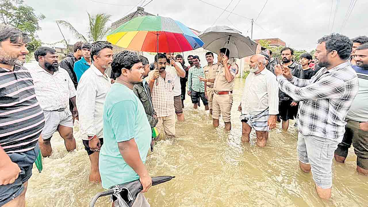జనజీవనం అస్తవ్యస్తం సహాయక చర్యలు ముమ్మరం