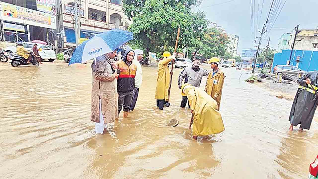 భారీ వర్షం..సహాయక చర్యలు