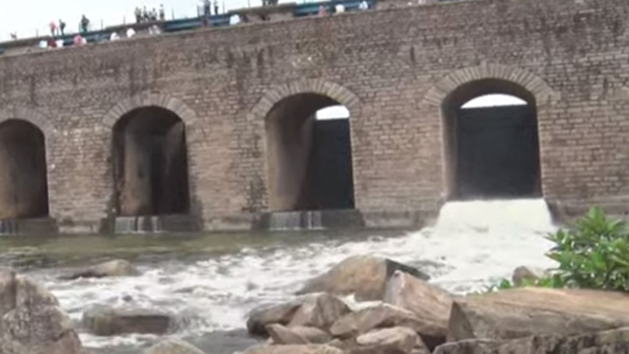 హిమాయత్ సాగర్ జంట రిజర్వాయర్లలో వరదలు.. హిమాయత్ సాగర్ 2 గేట్లను ఎత్తివేశారు.