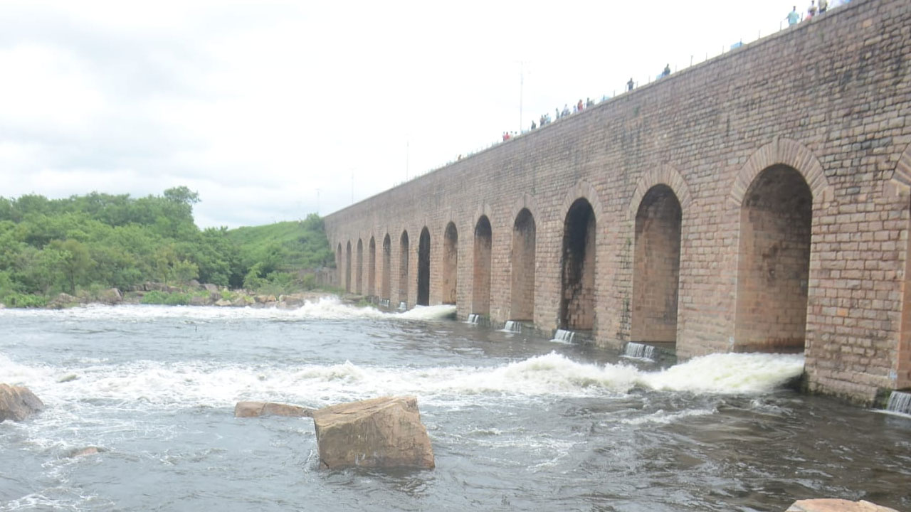 Himayat Sagar | జంట జ‌లాశ‌యాల‌కు భారీ వ‌ర‌ద‌.. హిమాయ‌త్ సాగ‌ర్ 2 గేట్లు ఎత్తివేత‌..