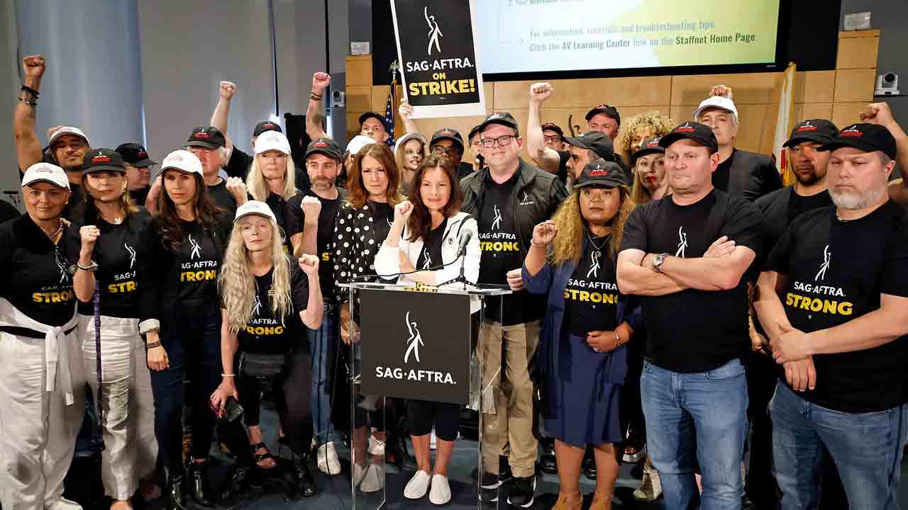 Hollywood | సమ్మె బాటలో హాలీవుడ్‌.. నిలిచిపోయిన షూటింగ్స్‌