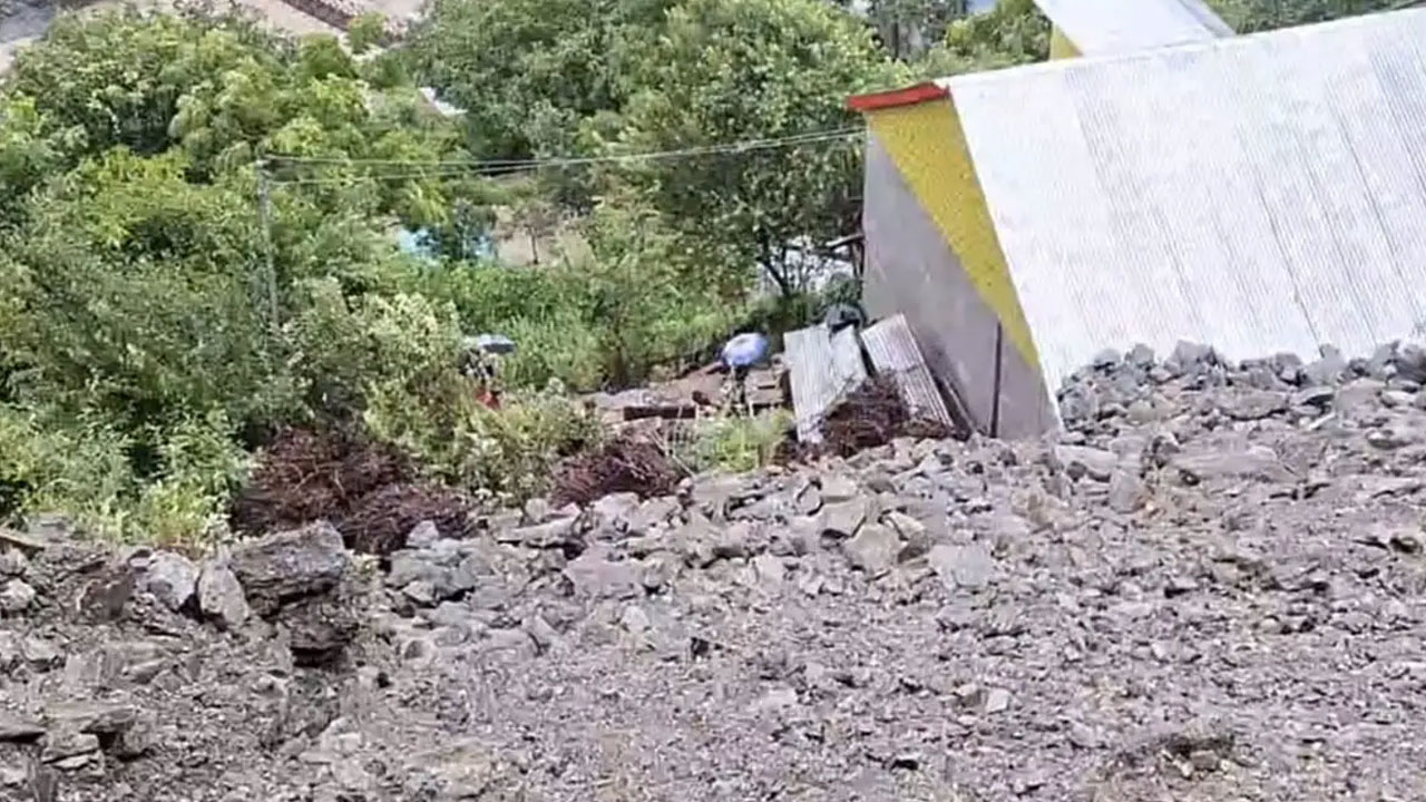 Jammu Kashmir | జ‌మ్మూక‌శ్మీర్‌లో ఘోరం.. ఇల్లు కూలి ఐదుగురు మృతి