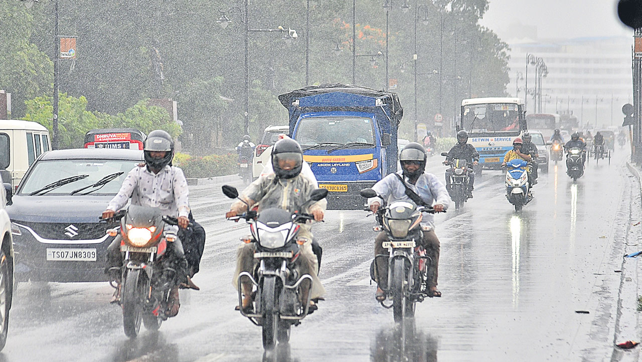 Hyderabad | భారీ వర్షాలతో అప్రమత్తమైన జీహెచ్‌ఎంసీ.. రంగంలోకి 168 అత్యవసర బృందాలు