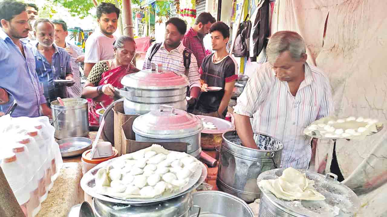 Siddipeta | సిద్దిపేటలో రూపాయికే చిట్టి ‘ఇడ్లీ’.. 25 ఏండ్లుగా అదే ధర.. అదే టేస్ట్‌