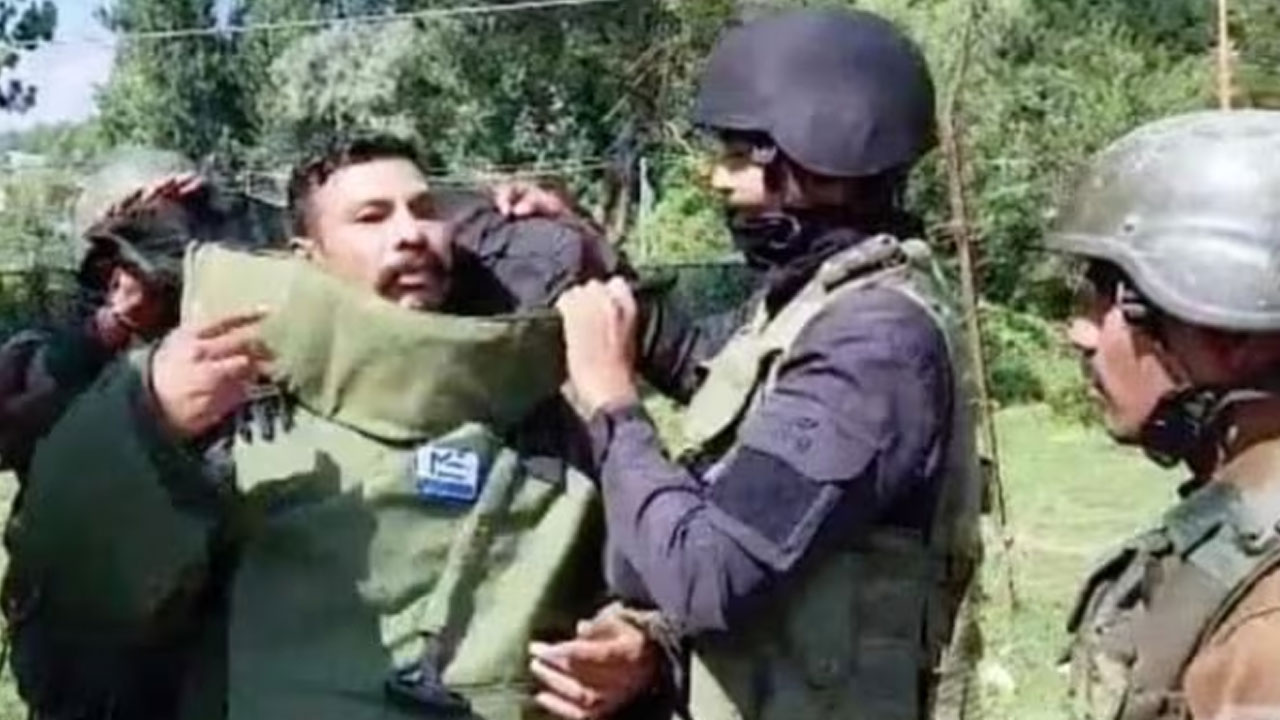 Srinagar | శ్రీన‌గ‌ర్ – బారాముల్లా హైవేపై భారీగా పేలుడు ప‌దార్థాలు ల‌భ్యం