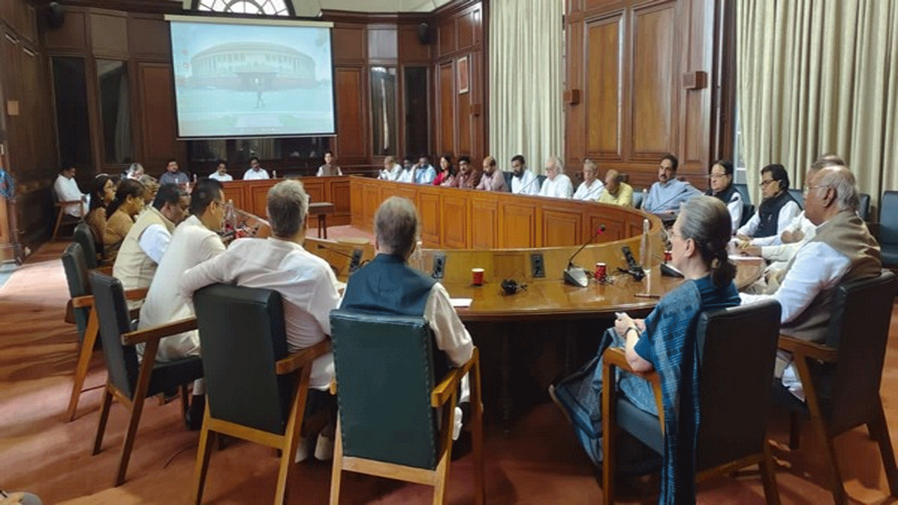 Manipur Violence | మ‌ణిపూర్ తాజా ప‌రిస్ధితిని విప‌క్ష నేత‌ల‌కు వివ‌రించిన ఎంపీల బృందం