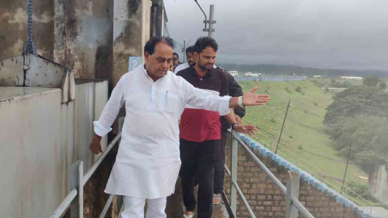 Heavy rains | స్వర్ణ ప్రాజెక్ట్‌ను పరిశీలించిన మంత్రి ఇంద్రకరణ్ రెడ్డి