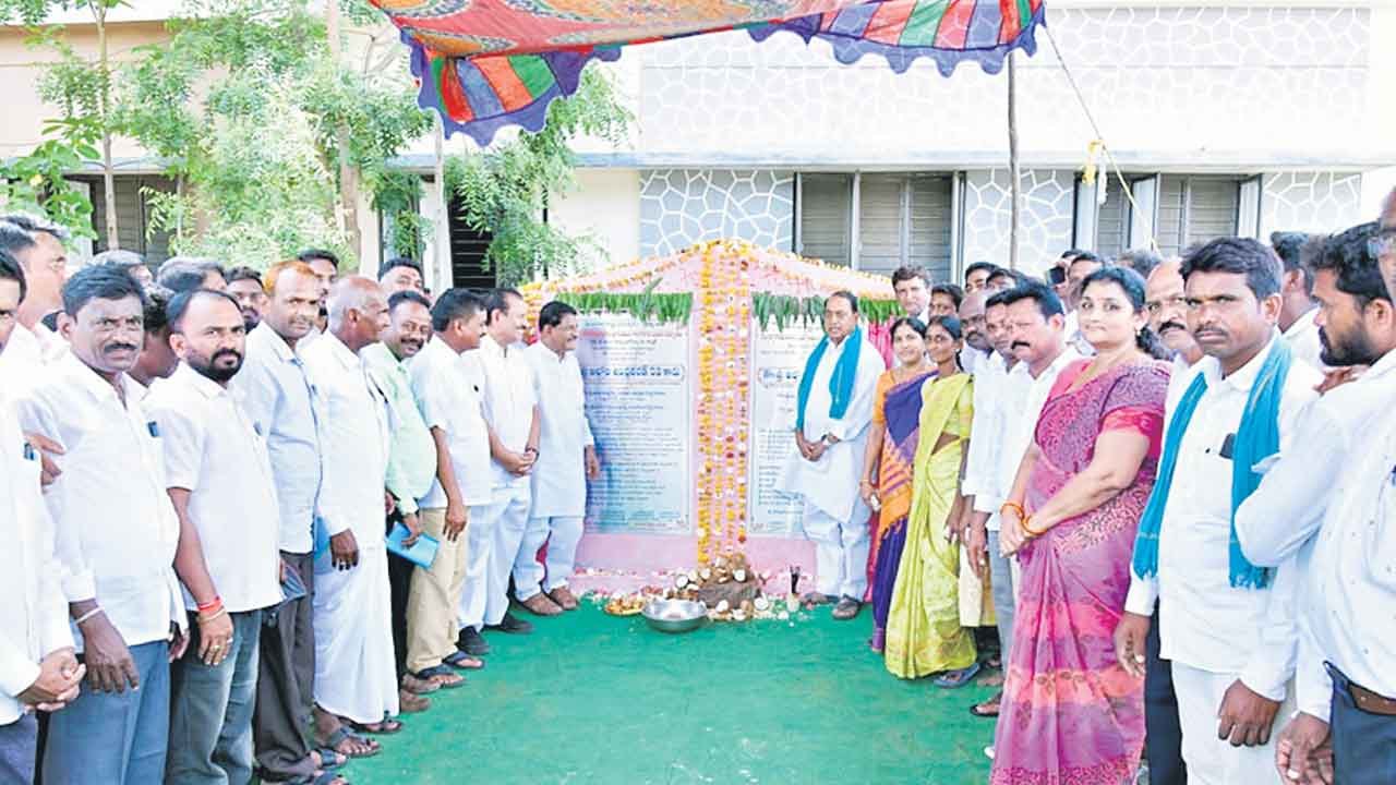 అడవిబిడ్డల అభ్యున్నతికి కృషి