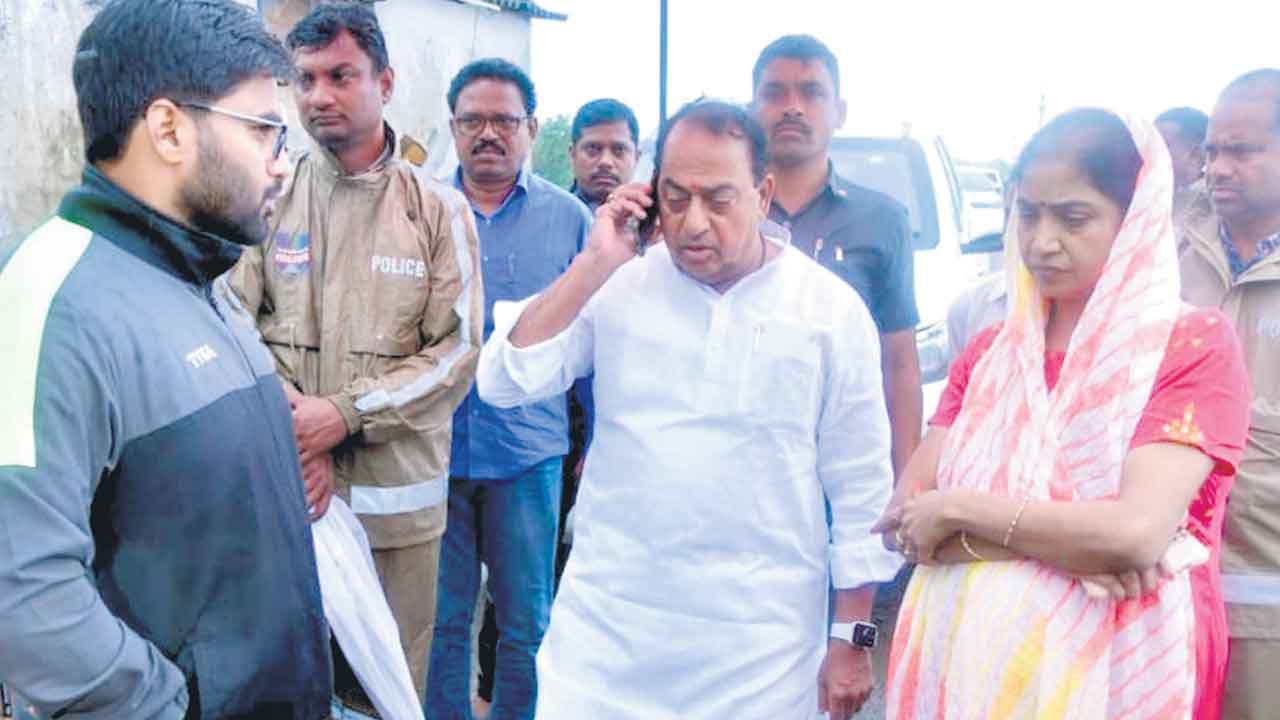 మేమున్నాం.. వరద బాధితులకు అండగా ఉంటామని ప్రజాప్రతినిధుల భరోసా