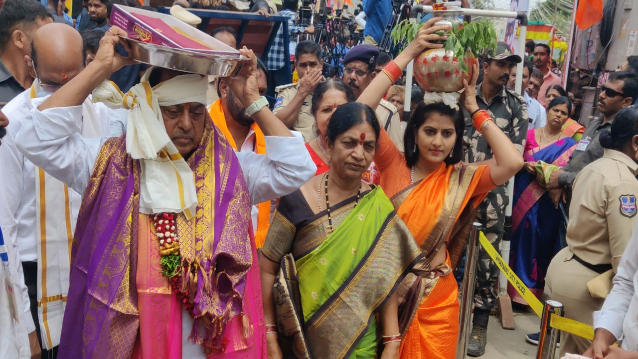 Minister Indrakaran reddy | లాల్‌దర్వాజ సింహవాహిని అమ్మవారికి పట్టు వస్త్రాలు సమర్పించిన మంత్రి ఇంద్రకరణ్ రెడ్డి