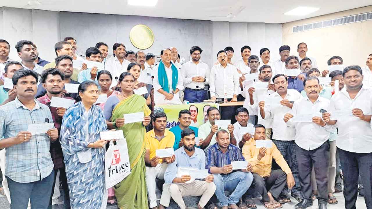 కుల వృత్తులకు కేసీఆర్‌ అండ