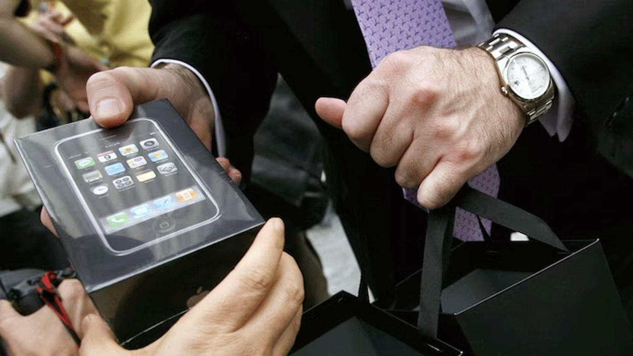 iPhone | వేలంలో రూ. 1.3 కోట్లు ప‌లికిన ఒరిజిన‌ల్ ఐఫోన్ మోడ‌ల్