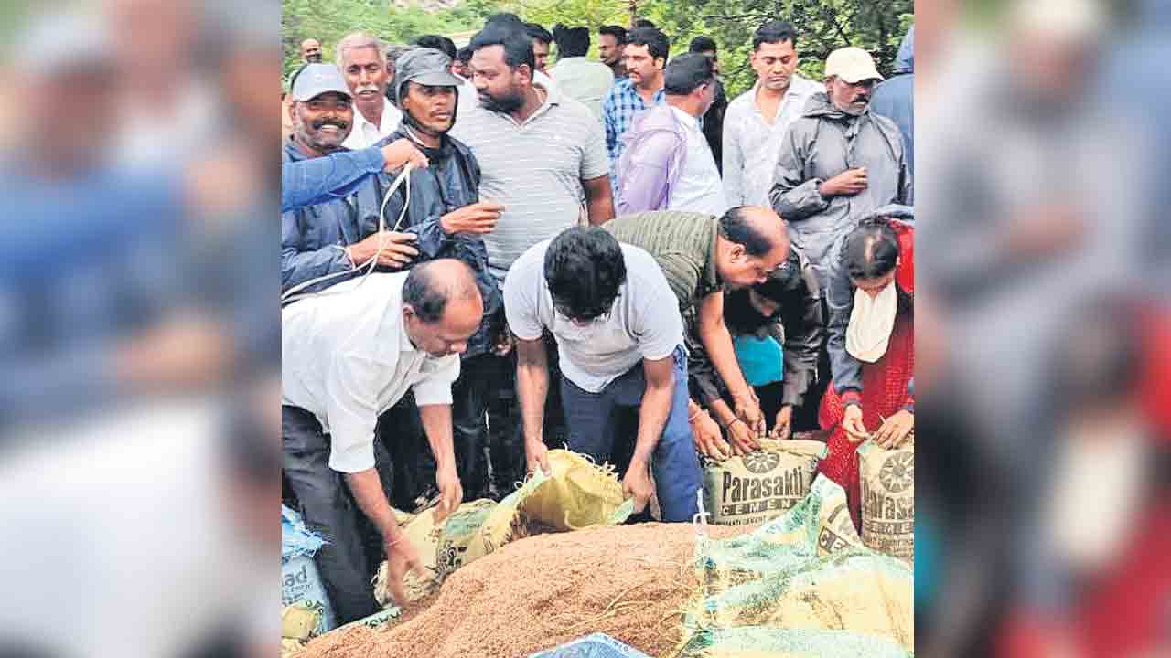 BRS | వరద బాధితులకు అండగా బీఆర్‌ఎస్‌.. అధికారులతో పాటు సహాయకచర్యల్లో పాల్గొంటున్న ప్రజాప్రతినిధులు, కార్యకర్తలు