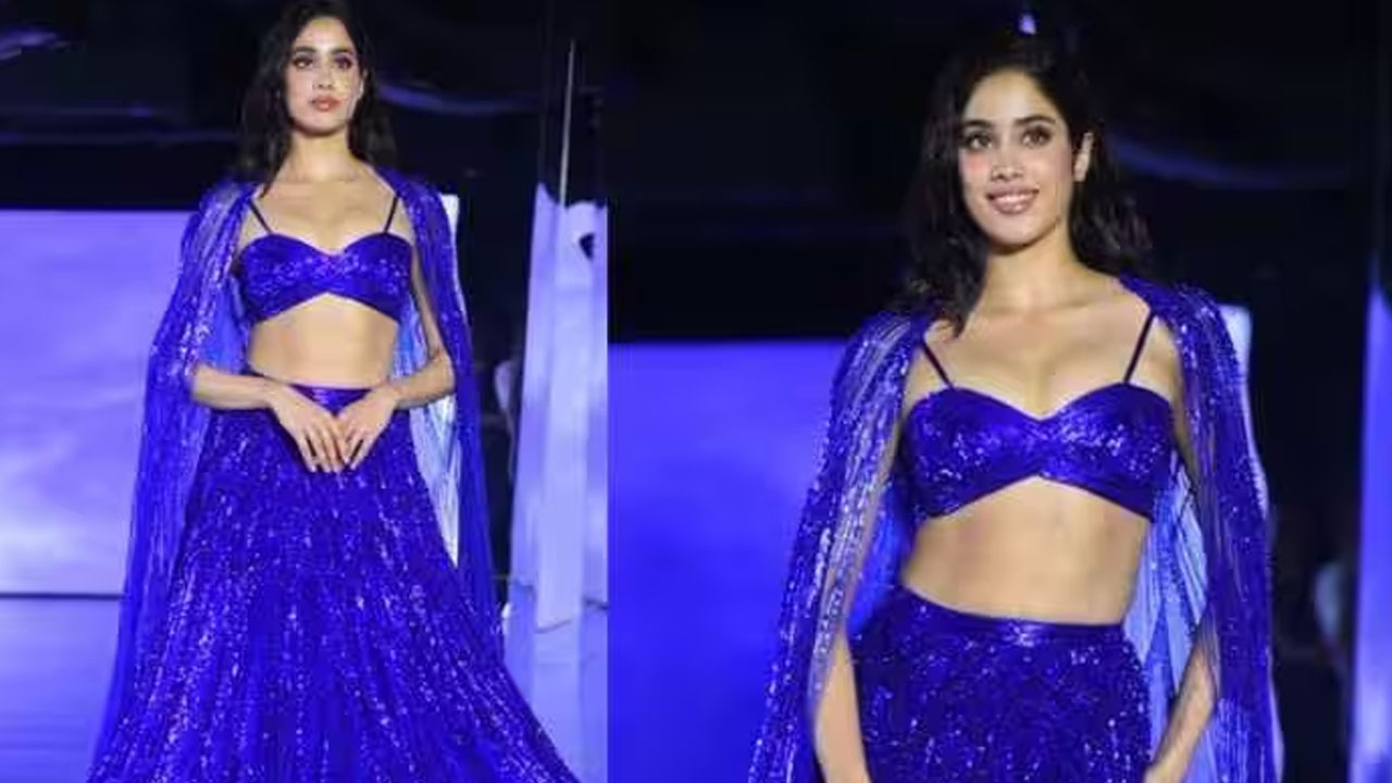Janhvi Kapoor: బ్లూ క‌ల‌ర్ లెహంగాలో జాన్వీ కపూర్.. క్యాట్‌వాక్‌తో ఆక‌ట్టుకున్న క్యూటీ