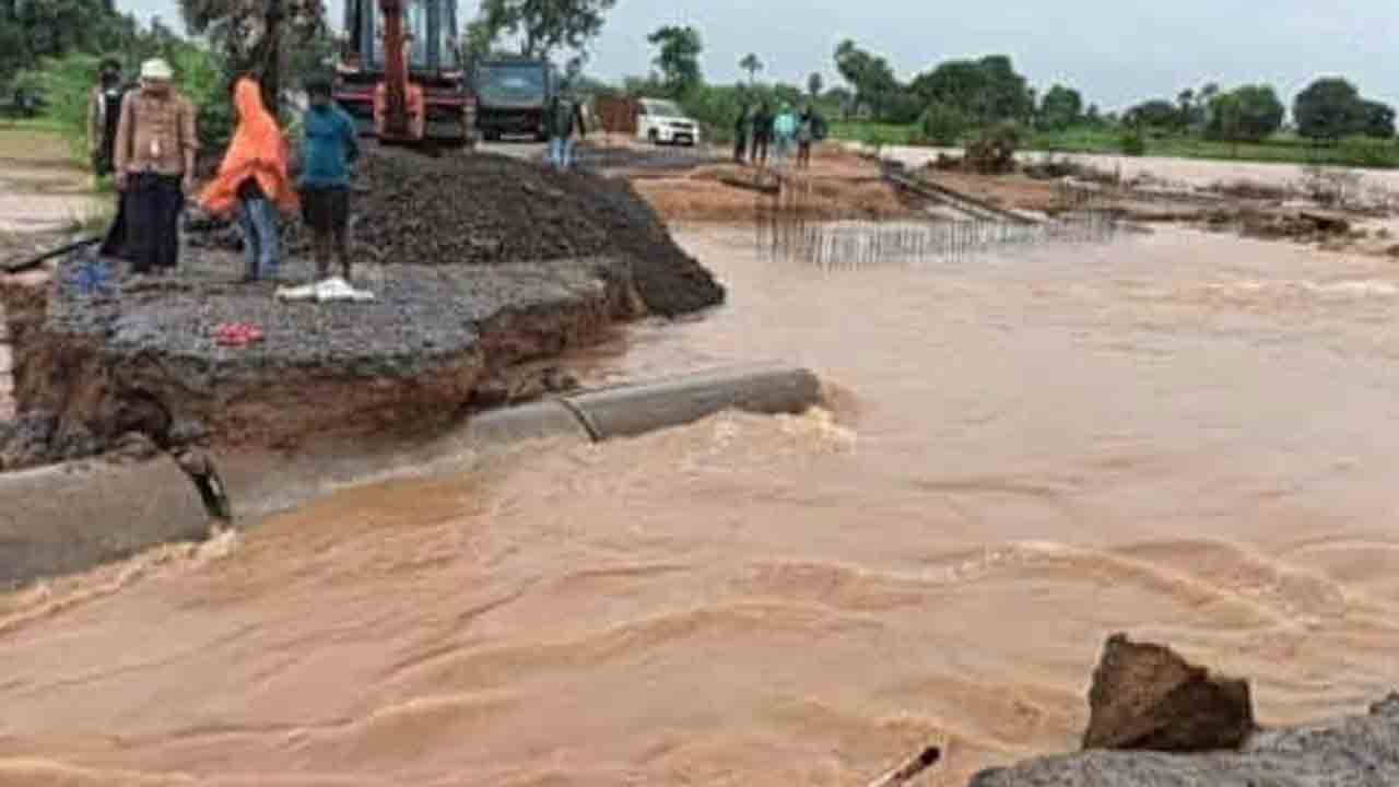 Heavy rains | వరదలకు కొట్టుకుపోయిన జనగామ-సిద్దిపేట జాతీయ రహదారి