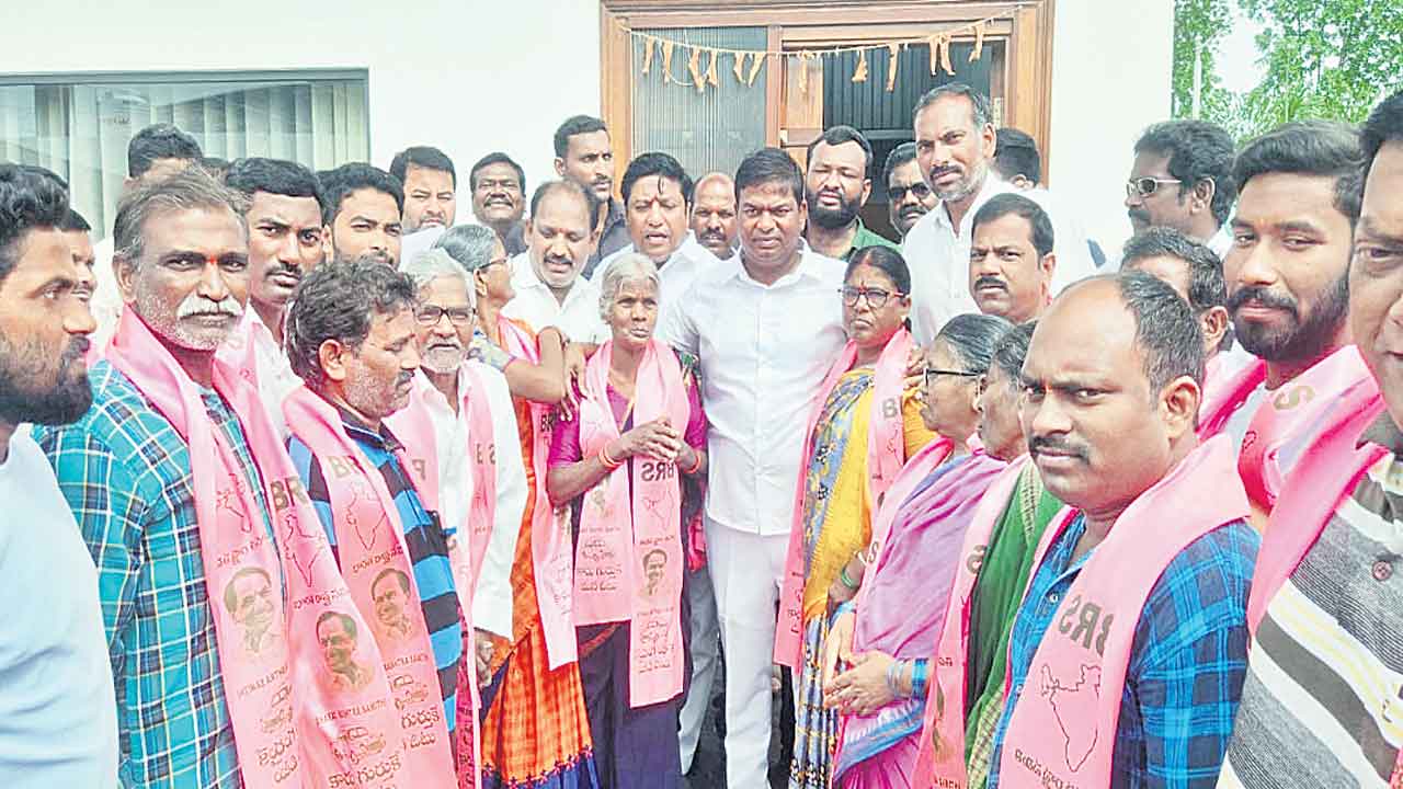 బీఆర్‌ఎస్‌లో చేరికల జోరు