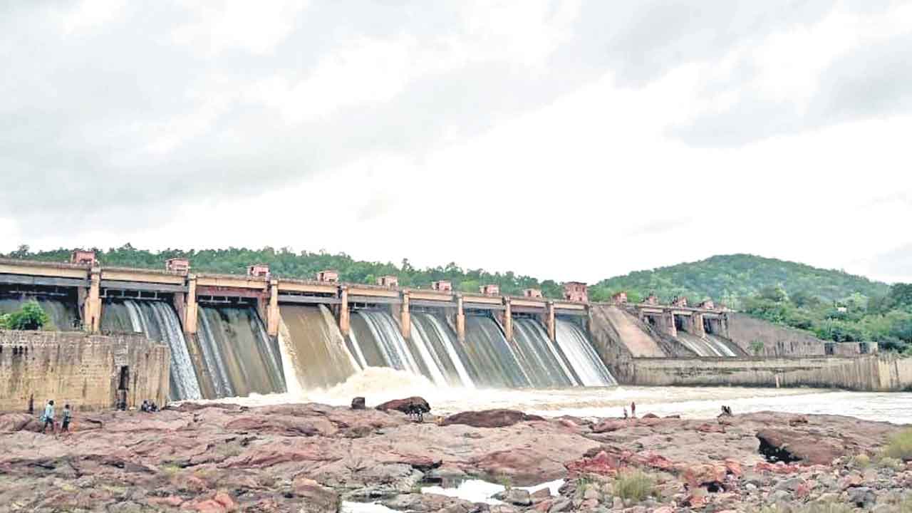 Kadem Project | కడెం ప్రాజెక్టుకు పోటెత్తిన వరద.. మూడు గేట్లు ఎత్తివేత