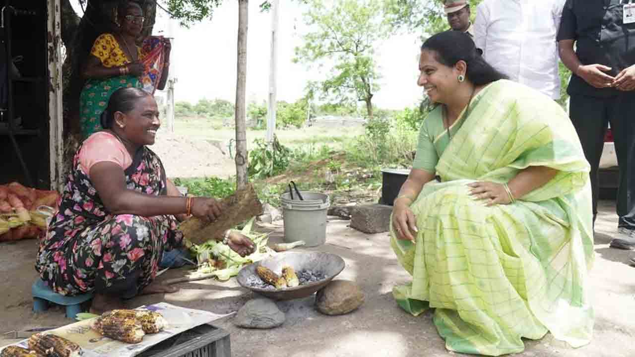 MLC Kavitha | మక్క కంకులు కొనుగోలు చేస్తూ..కష్ట సుఖాలు అడిగి తెలుసుకుంటూ..వీడియో