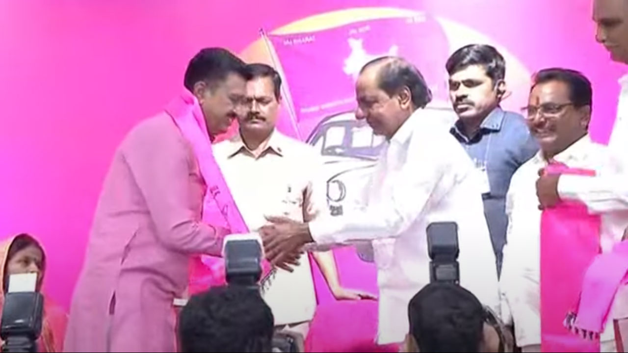 CM KCR | సీఎం కేసీఆర్ స‌మ‌క్షంలో బీఆర్ఎస్‌లో చేరిన మ‌హారాష్ట్ర నేత‌లు