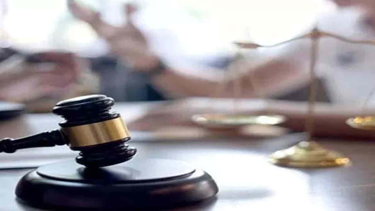 ప్రొఫెసర్‌ చెయ్యి నరికిన ముగ్గురికి జీవిత ఖైదు