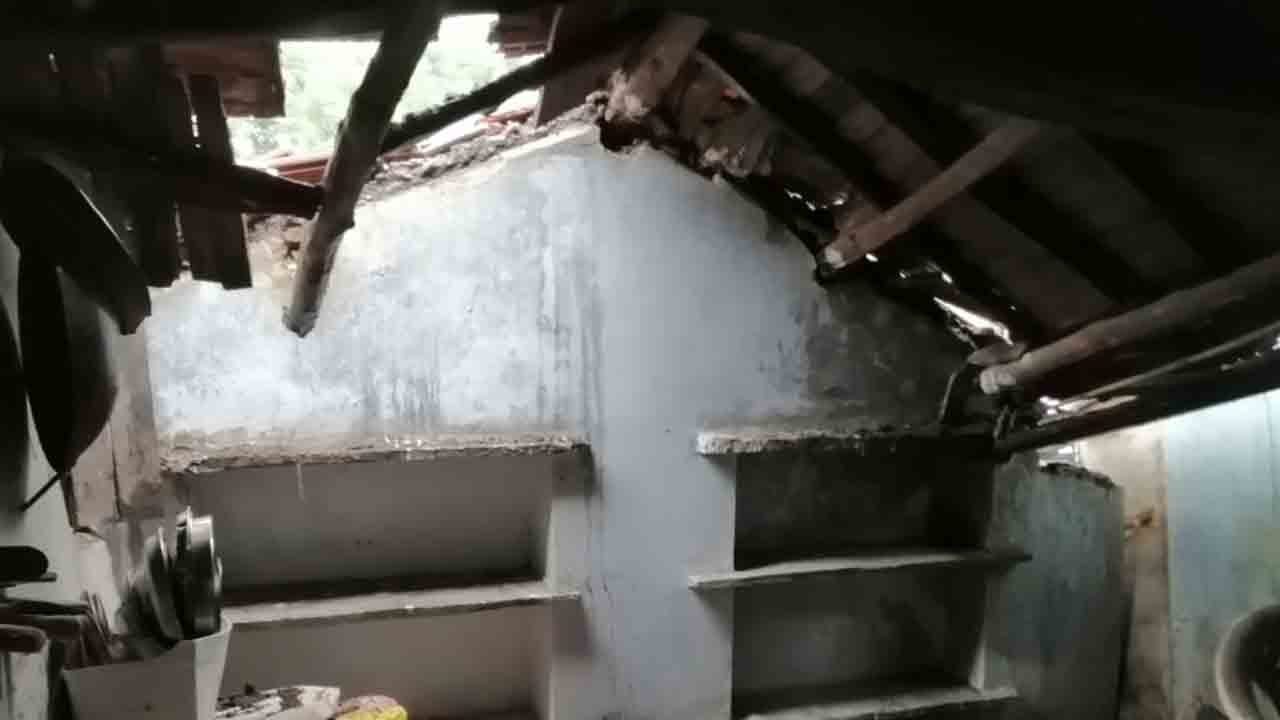 Heavy rains | కరీంనగర్‌ జిల్లాలో పిడుగు పడి ఇల్లు ధ్వంసం