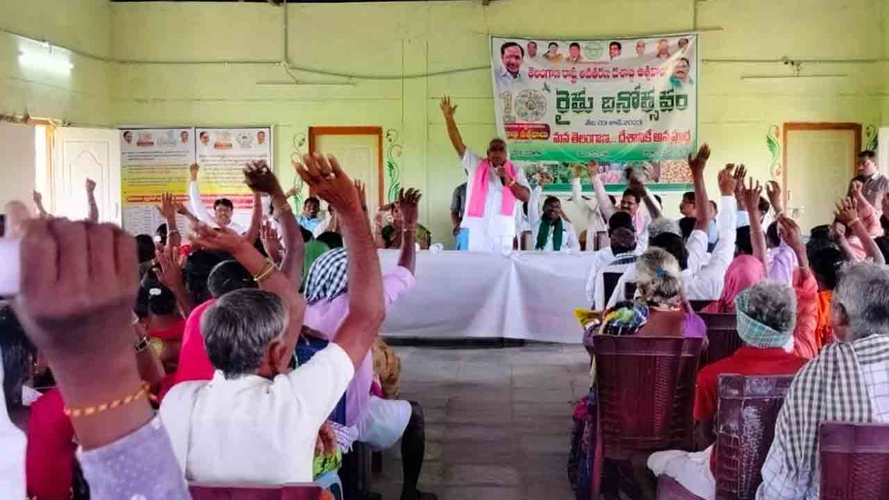 సీఎం కేసీఆర్‌ కృషి వల్లే లబ్ధిదారులకు పోడు పట్టాల పంపిణీ 