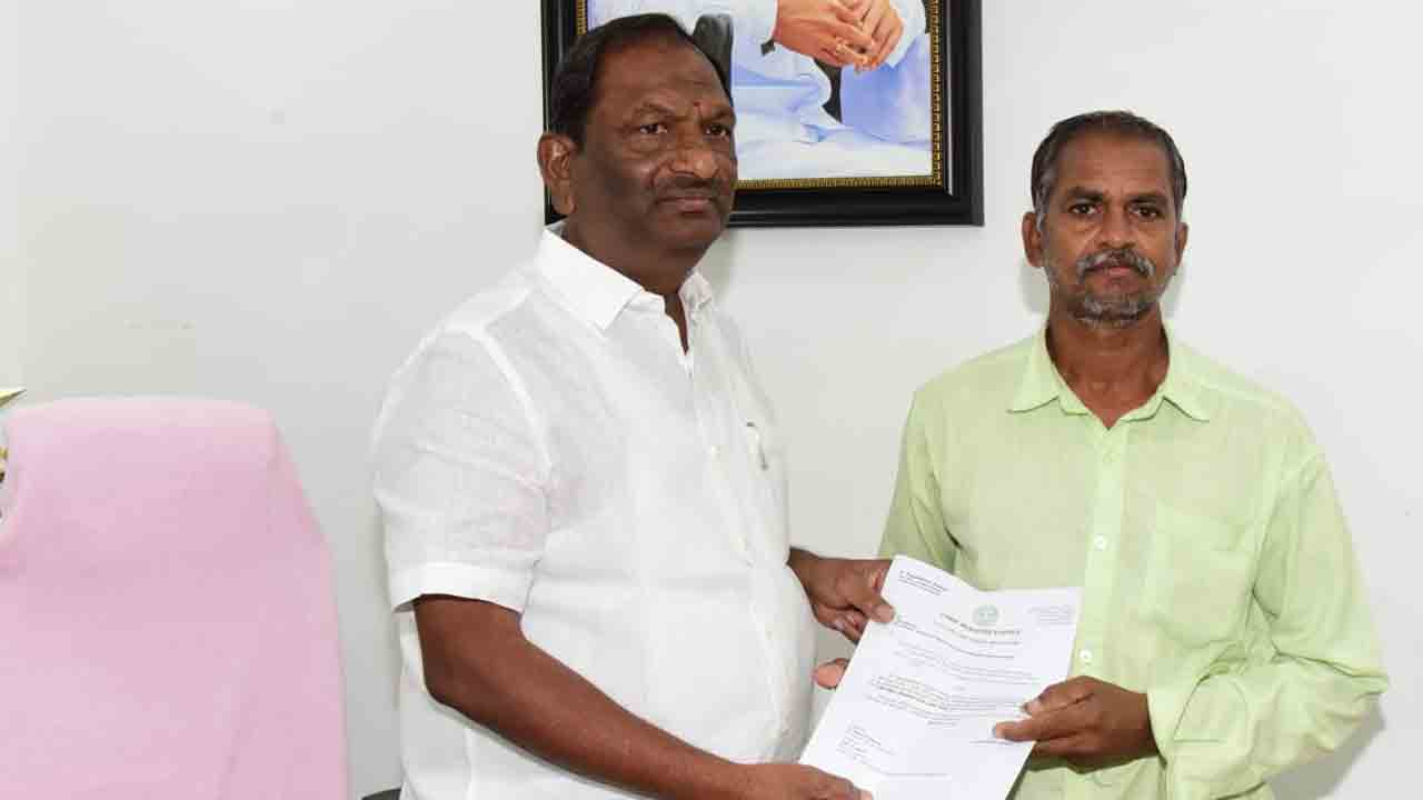 Minister koppula | బాధితుడి కుటుంబ సభ్యుడికి మంత్రి కొప్పుల ఎల్వోసీ అందజేత