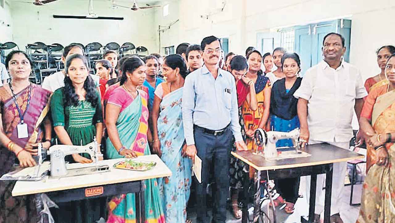 మహిళలు నైపుణ్యాన్ని సాధించాలి