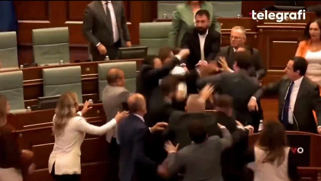 Kosovo Parliament: ప్ర‌ధానిపై నీళ్లు చ‌ల్లిన చ‌ట్ట‌స‌భ‌ప్ర‌తినిధి.. పంచ్‌లు విసురుకున్న నేత‌లు.. వీడియో