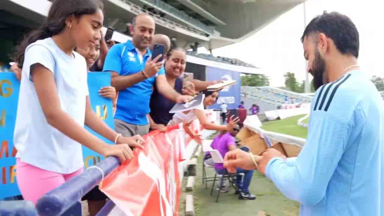 Virat Kohli | కోహ్లీకి బ్రేస్‌లెట్ గిప్ట్‌గా ఇచ్చిన చిన్నారి.. వీడియో వైర‌ల్