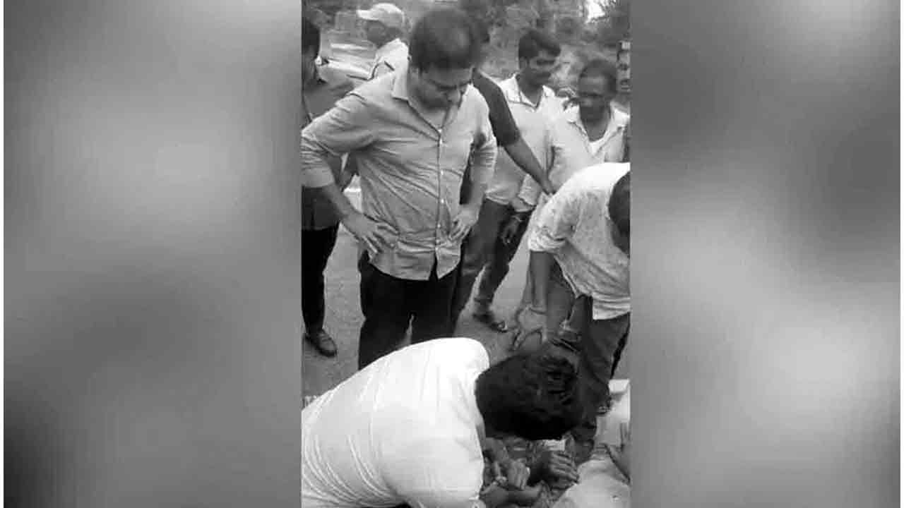 Minister KTR | మానవత్వం చాటుకున్న మంత్రి కేటీఆర్… క్షతగాత్రులను తన వాహనంలో ఆసుపత్రికి తరలింపు