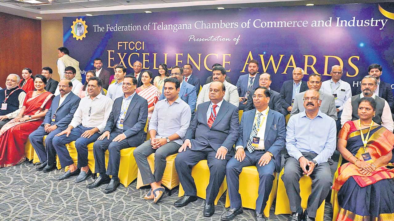 ప్రపంచంతో పోటీపడాలి.. దిగుమతులు తగ్గినప్పుడే నిజమైన ప్రగతి: పారిశ్రామికవేత్తలతో మంత్రి కేటీఆర్‌