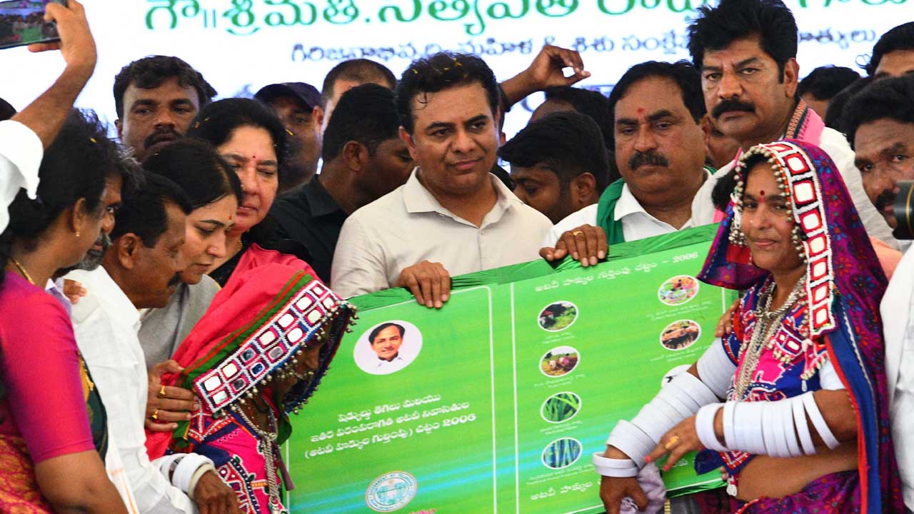 ప్రజలకు మోదీ క్షమాపణ చెప్పాలె..