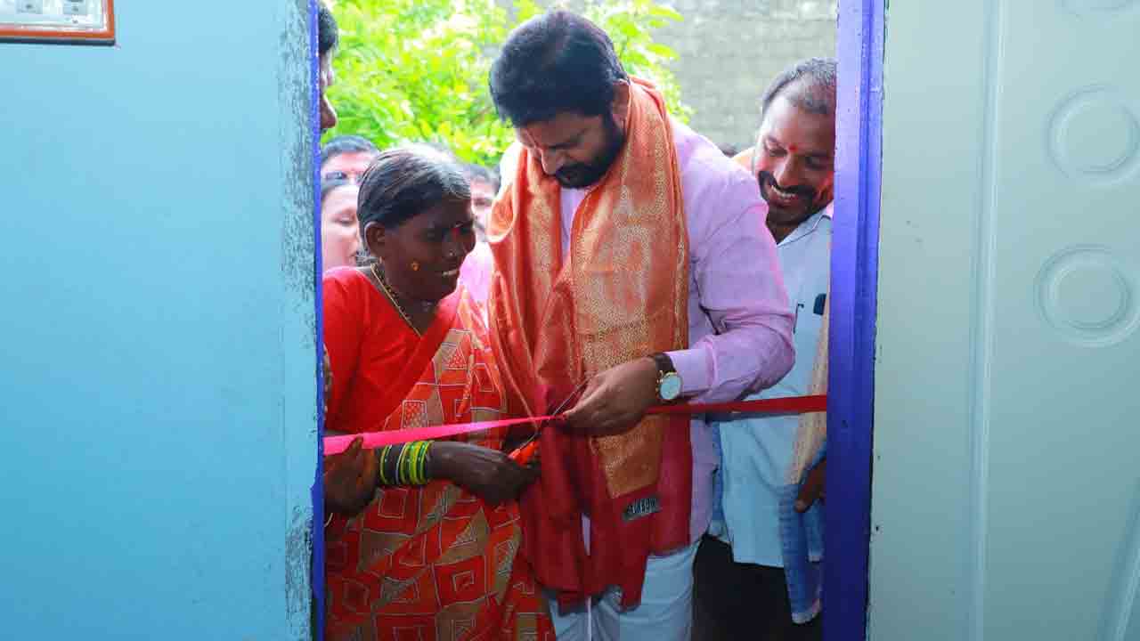 KTR Birthday | కేటీఆర్‌ బర్త్‌డే..నిరుపేద మహిళకు ఇంటిని గిఫ్ట్‌గా ఇచ్చిన ఎమ్మెల్యే కోరుకంటి చందర్‌