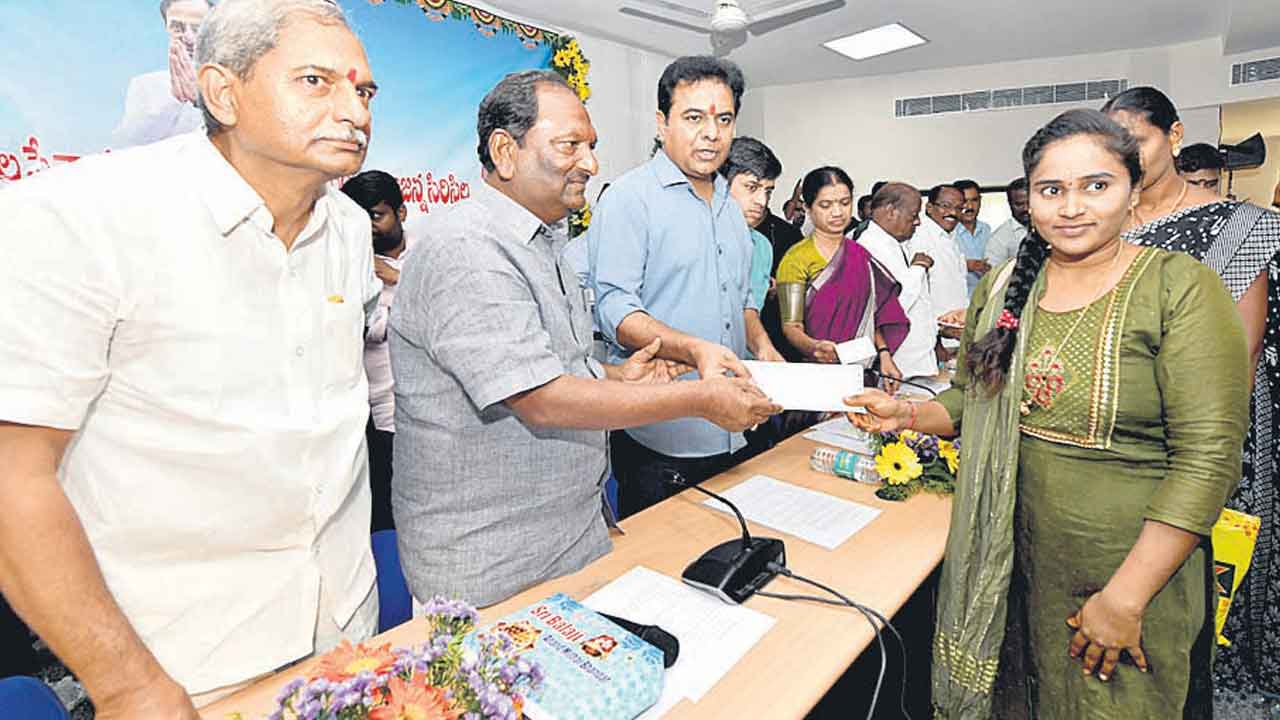 రామన్న భరోసా.. ఆర్థిక దన్ను అందిస్తూ.. అడవి బిడ్డలకు పట్టాలిస్తూ