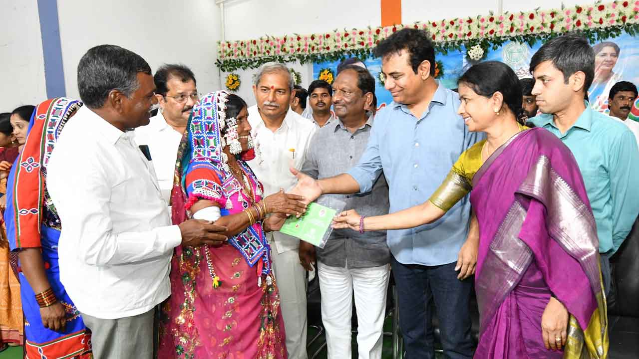 పోడు రైతుకు ‘పట్టా’భిషేకం