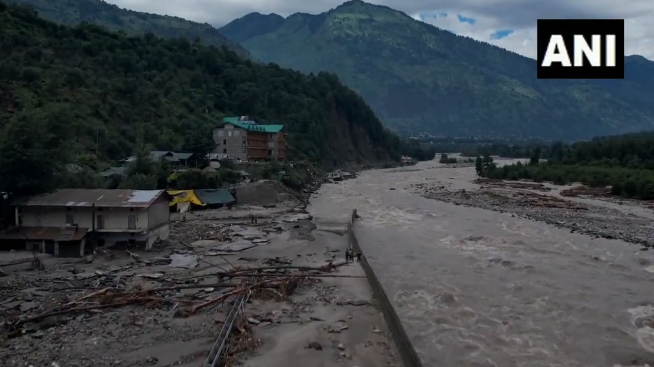 Himachal Pradesh Floods: బియాస్ ఉగ్రరూపం.. కులు-మనాలీ ఎన్హెచ్3 ధ్వంసం..  వీడియో
