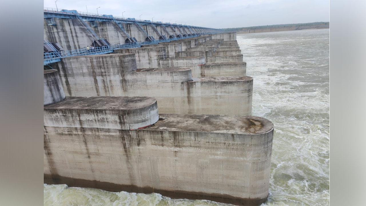 Lakshmi Barrage | లక్ష్మీ బరాజ్‌కు 98,550 క్యూసెక్కుల ఇన్‌ఫ్లో.. 36 గేట్లు ఎత్తివేత‌..