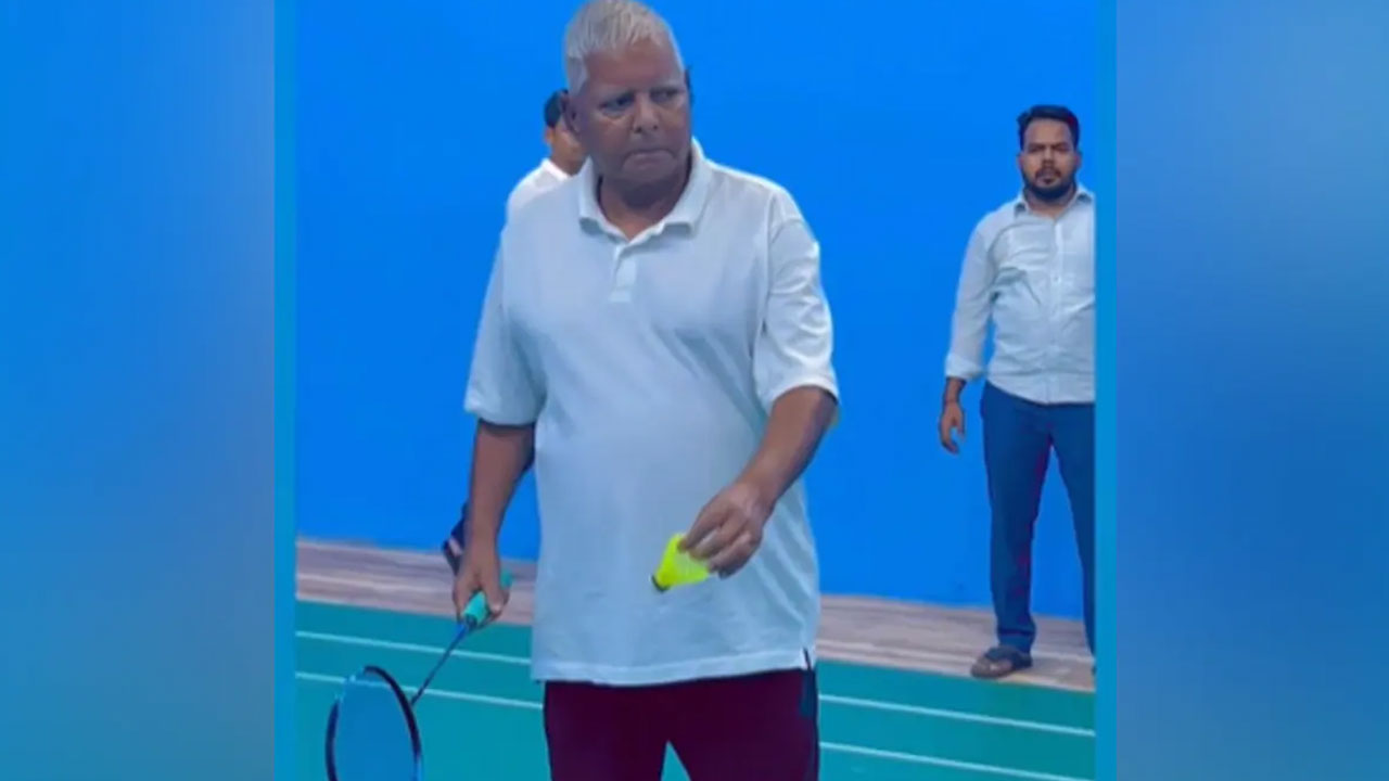 Lalu Prasad Yadav: కిడ్నీ స‌ర్జ‌రీ నుంచి కోలుకుని.. బ్యాడ్మింటన్ ఆడిన లాలూ ప్ర‌సాద్ యాద‌వ్‌.. వీడియో