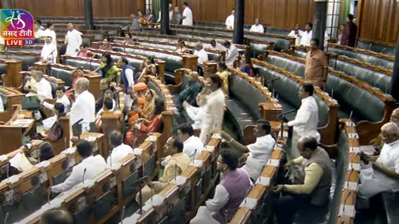 Loksabha Adjourned: మ‌ణిపూర్ ఘ‌ట‌న‌పై మోదీ స్పందించాలని బీఆర్ఎస్ డిమాండ్‌.. లోక్‌స‌భ 2 గంట‌ల‌కు వాయిదా